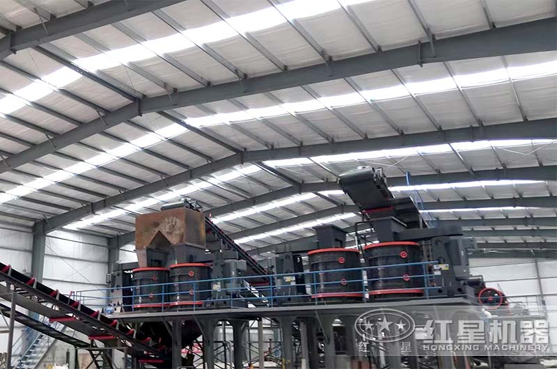 大型復(fù)合式破碎機(jī)制砂現(xiàn)場(chǎng) 大型復(fù)合式破碎機(jī)制砂現(xiàn)場(chǎng)