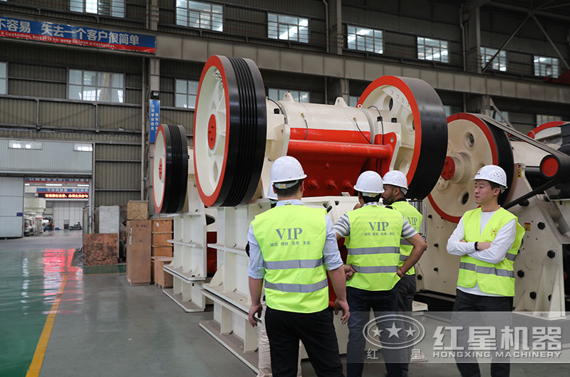 客戶來廠考察鄂破機(jī)設(shè)備 客戶來廠考察鄂破機(jī)設(shè)備