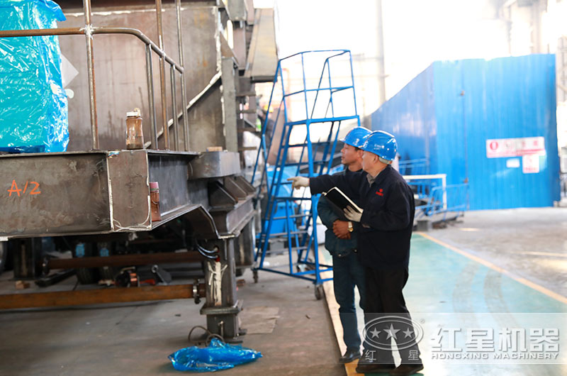 為保證質量，老師傅現場指導設備生產